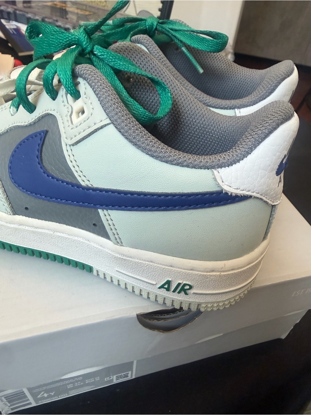 Nike Kids Low-Top Sneakers in White, Gray, Blue & Green big boys size 4